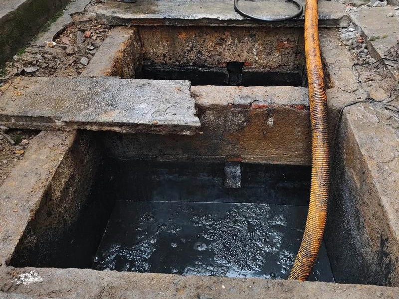 高楼门清理化粪池